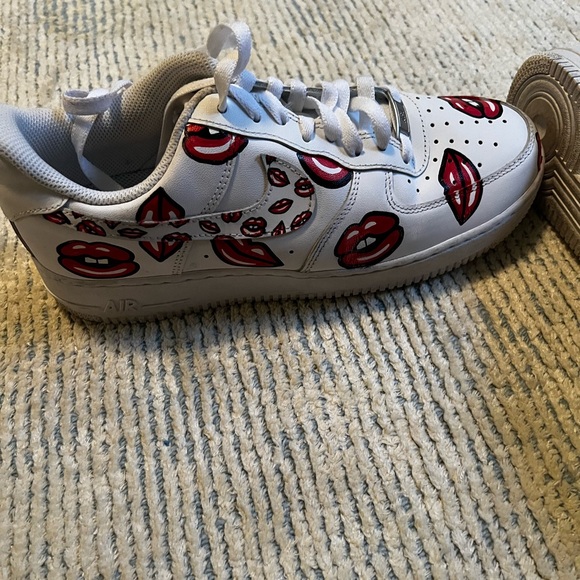 Kiss lip Air Force 1s Size 10 Women - Picture 2 of 4